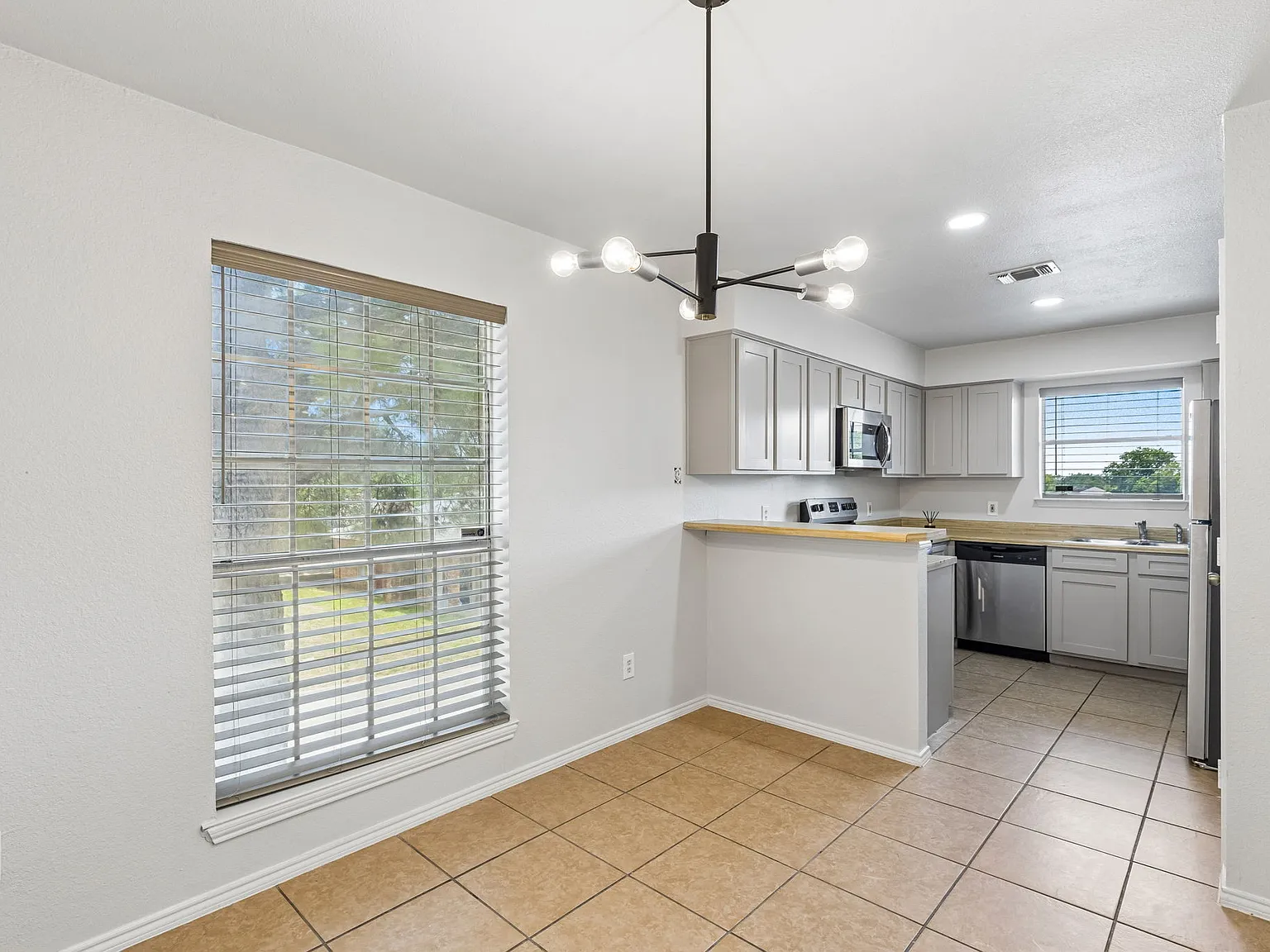 2 bed, 1.5 bath, 943 sqft, $1,475 — Photo 4