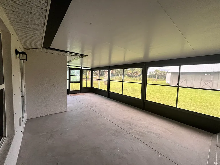 Main house, air conditioned screened in Lani