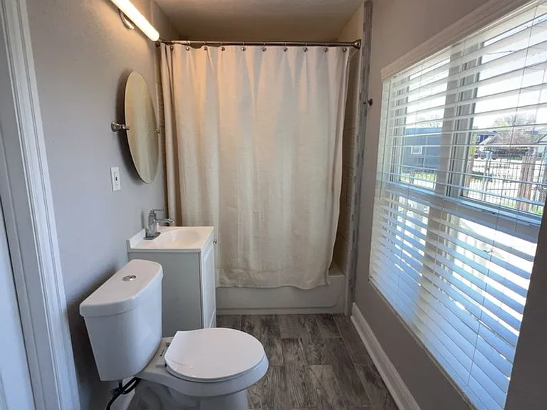 401 Walton St — Photo 23