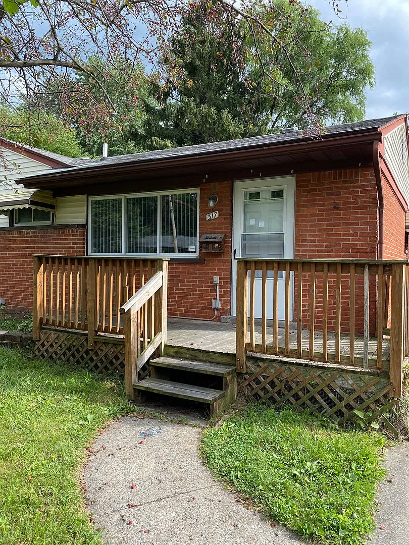 Lovely 3 Bedroom Pontiac Home — Photo 2