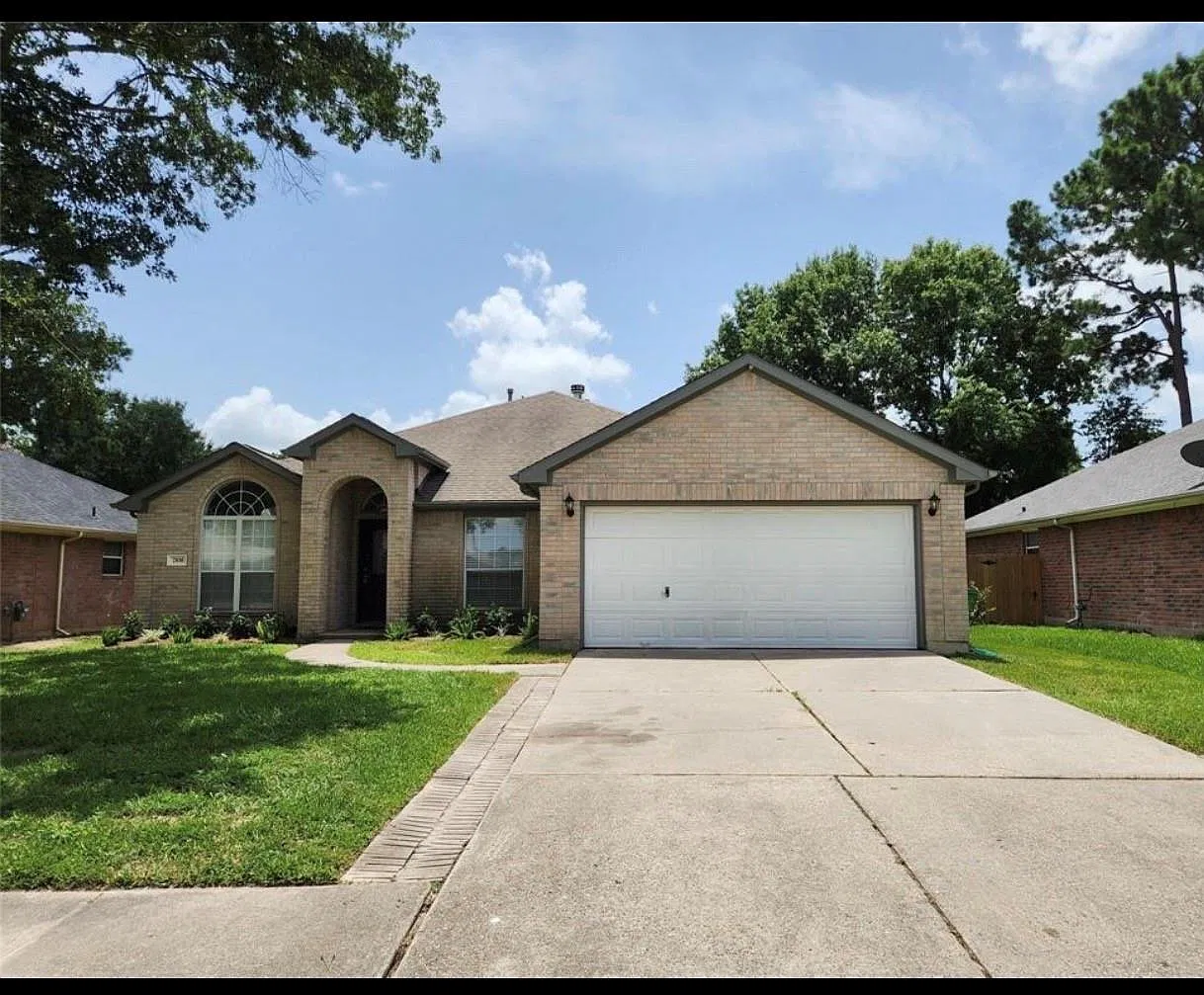 4 bed, 2.0 bath, 2009 sqft, $2,200 — Photo 1