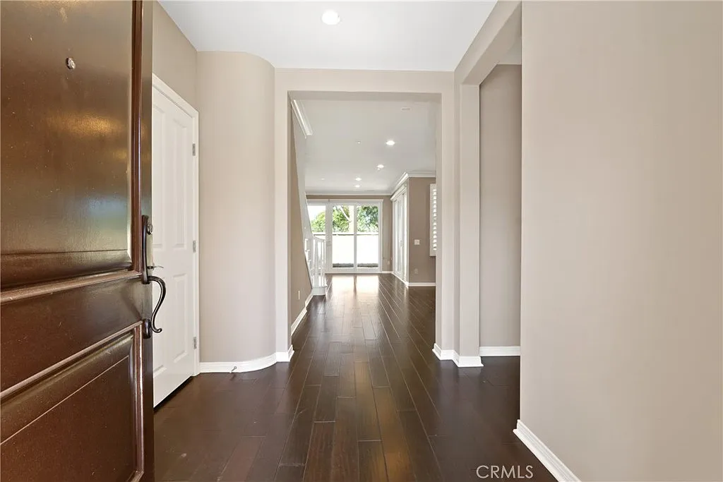 4 bed, 2334 sqft, $5,900 — Photo 3