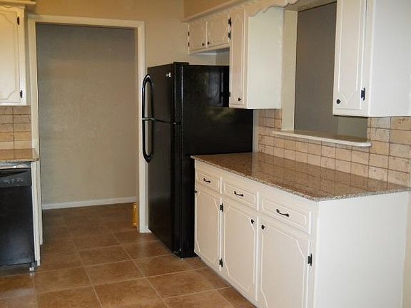 3rd image of 107 NE Cimarron Trl