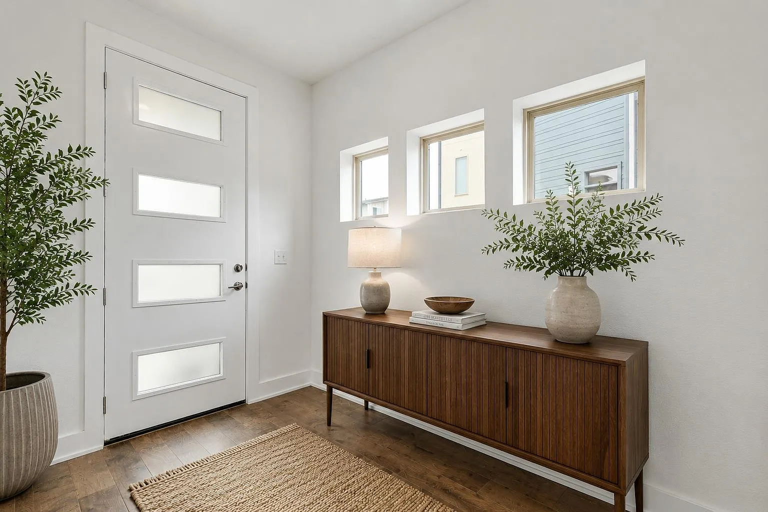4 bed, 3.0 bath, 2446 sqft, $3,900 — Photo 2