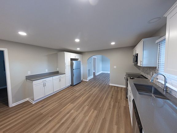 5th image of 216 Sharpe Ave