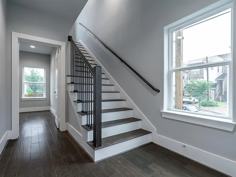 1545 W 22nd St — Photo 3