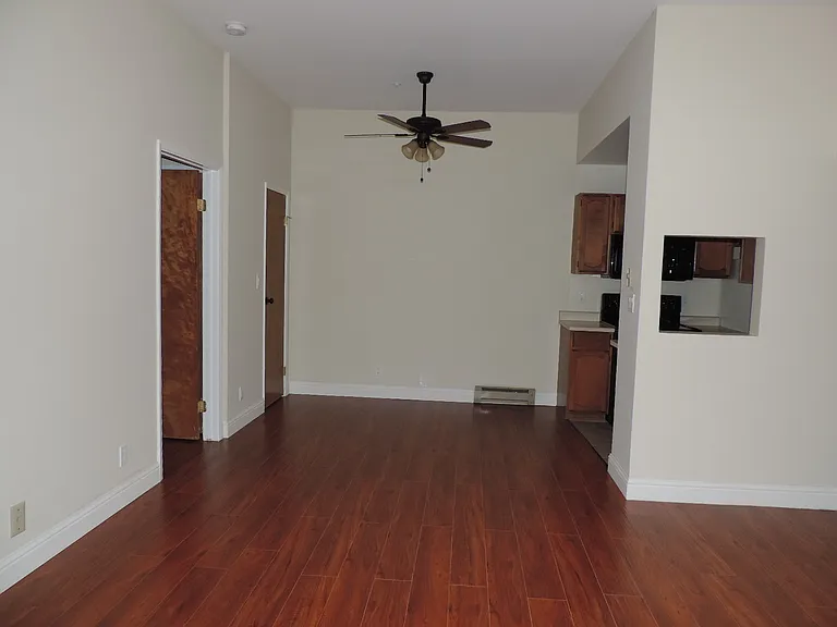 400 Laurel St — Photo 8