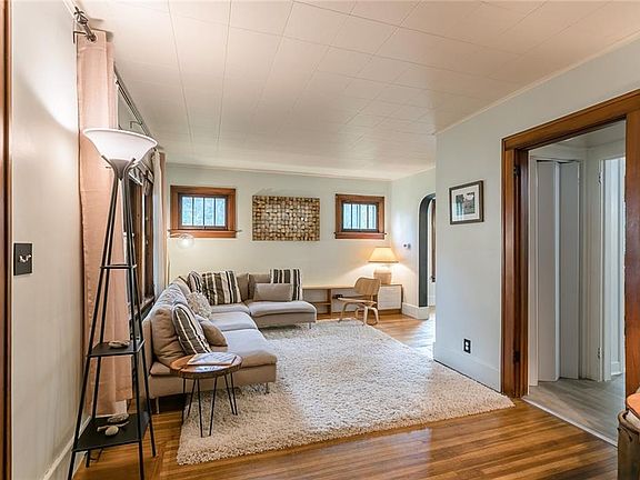 5th image of 105 Midvale Dr