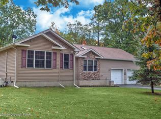 2140 Oaktree Ln, Bushkill, PA 18324