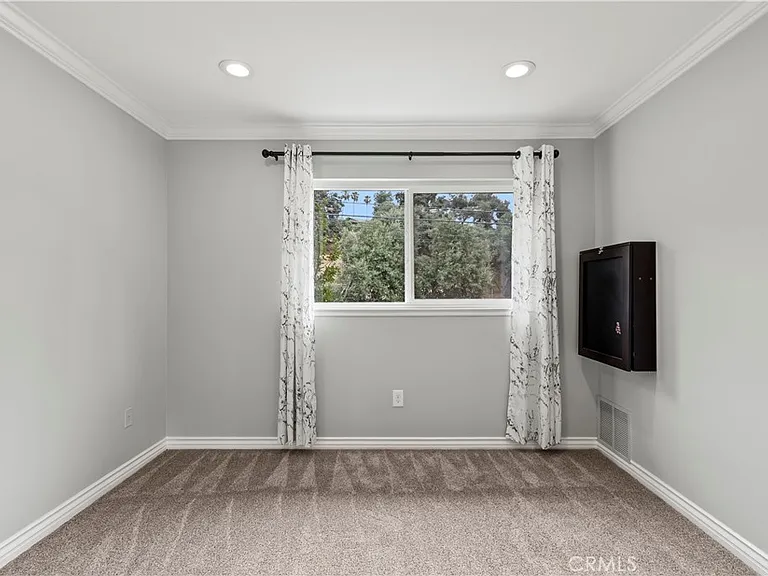 1096 Canyon View Dr — Photo 29