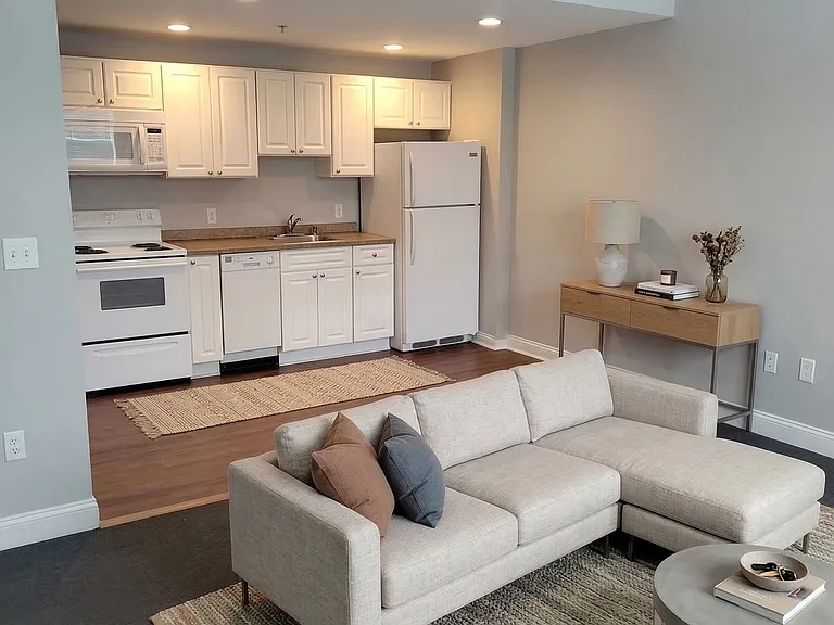 Farmington Avenue Apartments — Photo 10