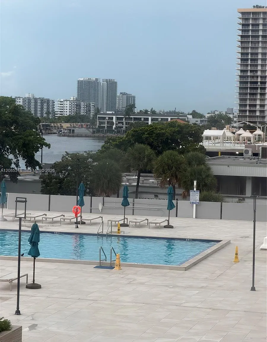 Winston Tower 300 Condo — Photo 1