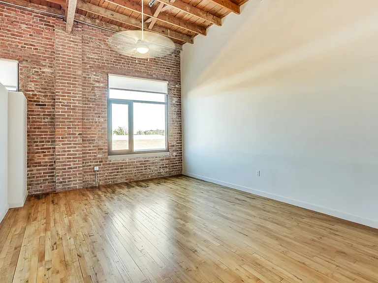 520Commerce — Photo 4
