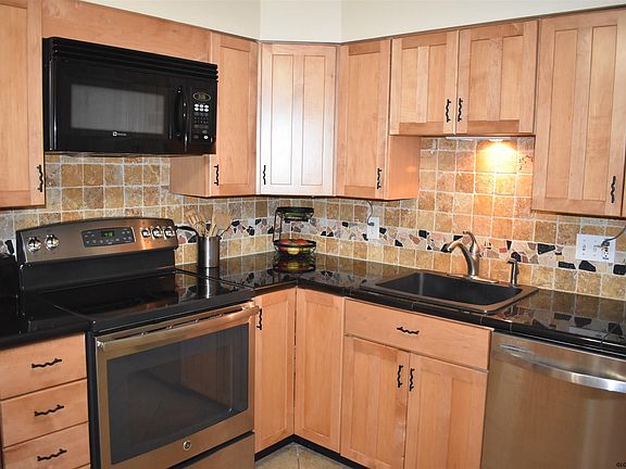 5th image of 6A Woodbine Dr