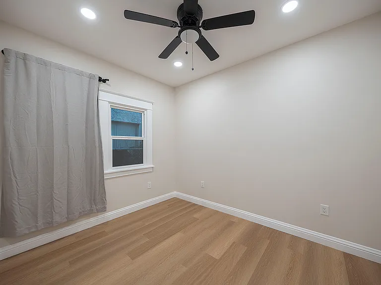 1820 E 2nd St #11 — Photo 8