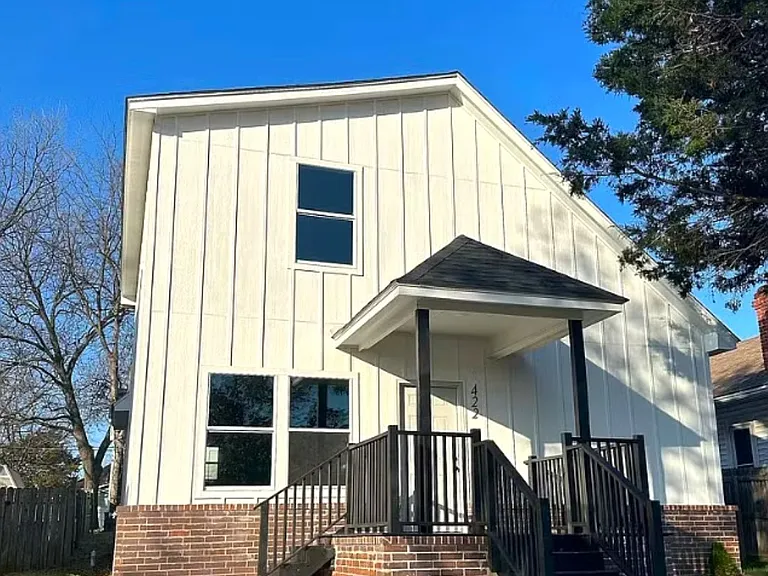 422 S Park St — Photo 1