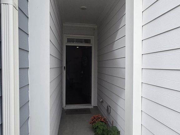 3rd image of 364 Stoneybrook Dr