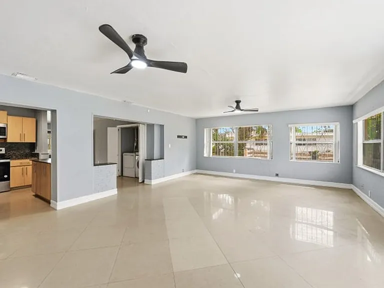 740 E Evanston Cir — Photo 2