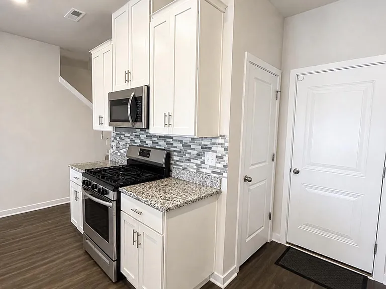 4913 Brookside Ct — Photo 9