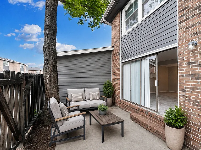 Private balcony/patio