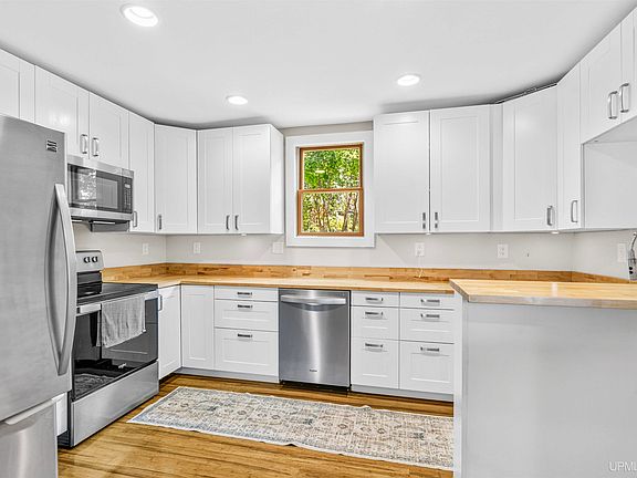 2nd image of 932 Prospect St