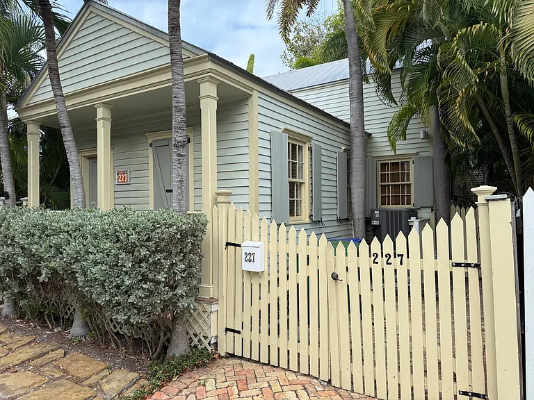 227 Julia St — Photo 4