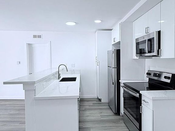 5th image of 8440 Fountain Ave #Penthouse 7
