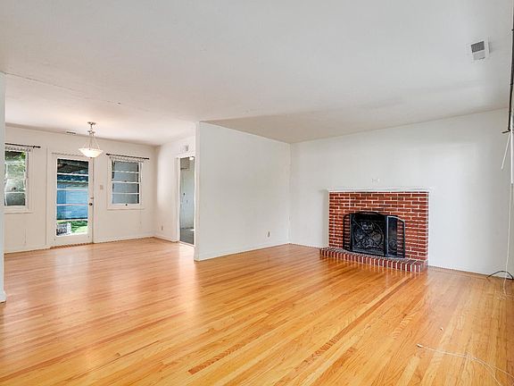 4th image of 1034 Stewart Street