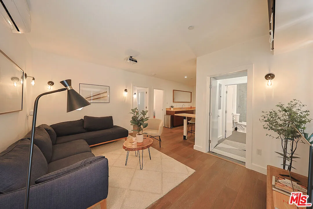 2 bed, 1.0 bath, 1100 sqft, $5,000 — Photo 3