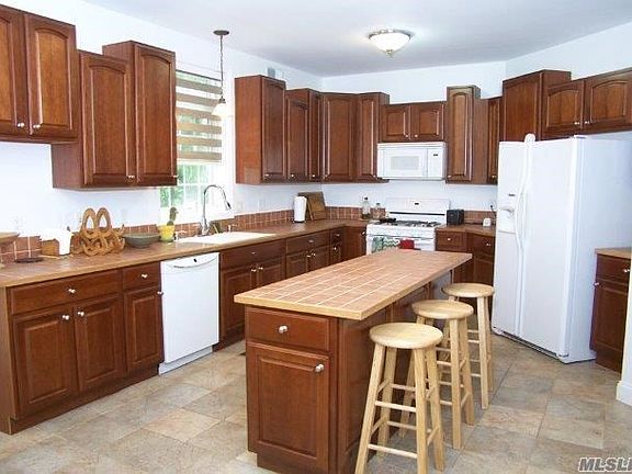 4th image of 15 James Monroe Ln
