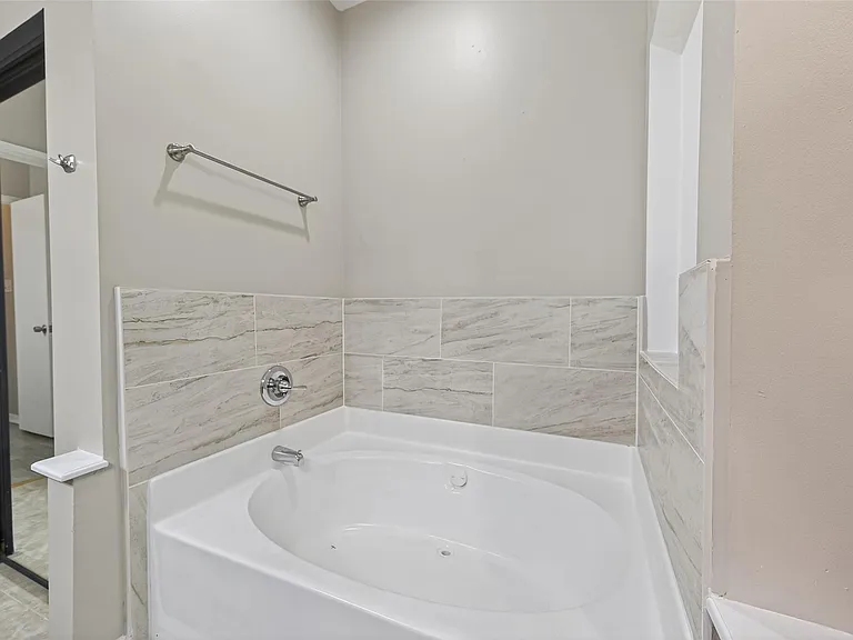 6635 Queensclub Dr — Photo 31