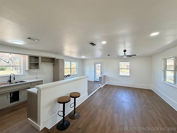4th image of 204 W 21st St