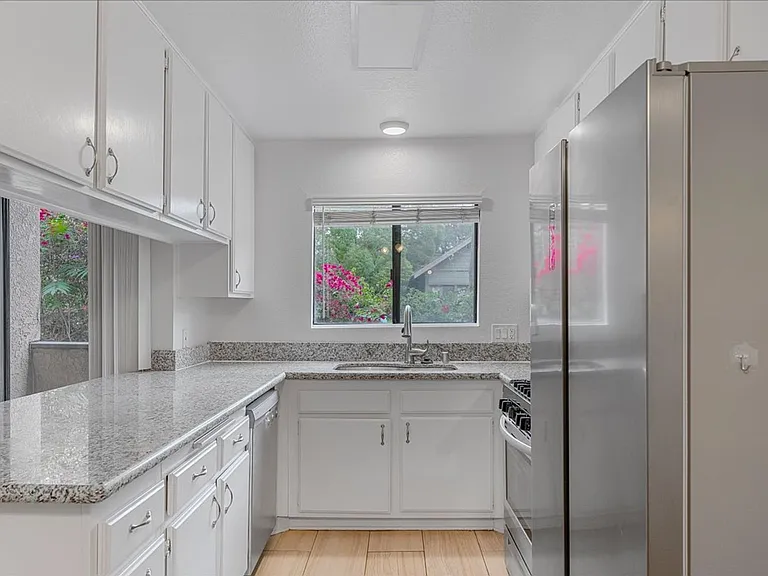 144 N Michigan Ave #6 — Photo 3