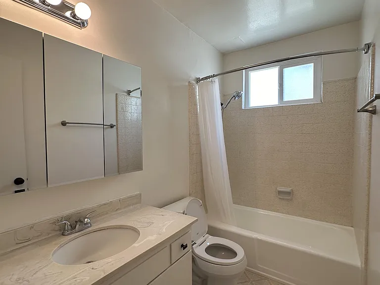 245 W Stocker St — Photo 7