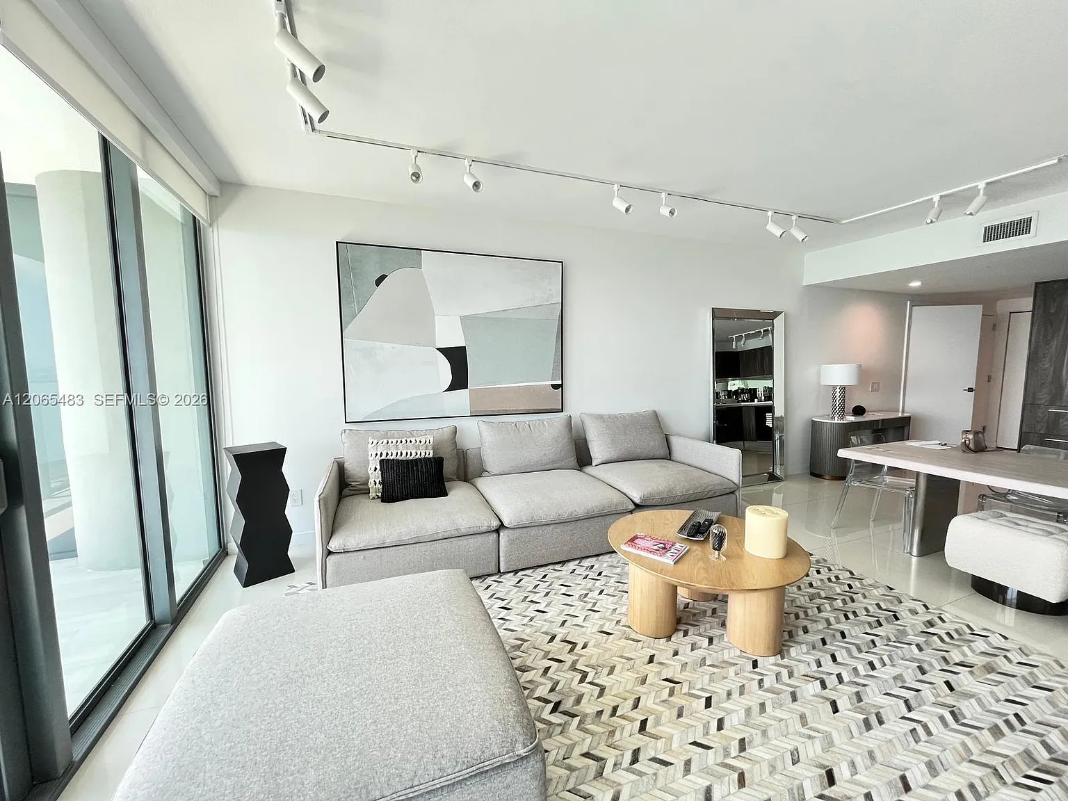 One Paraiso Condo — Photo 3