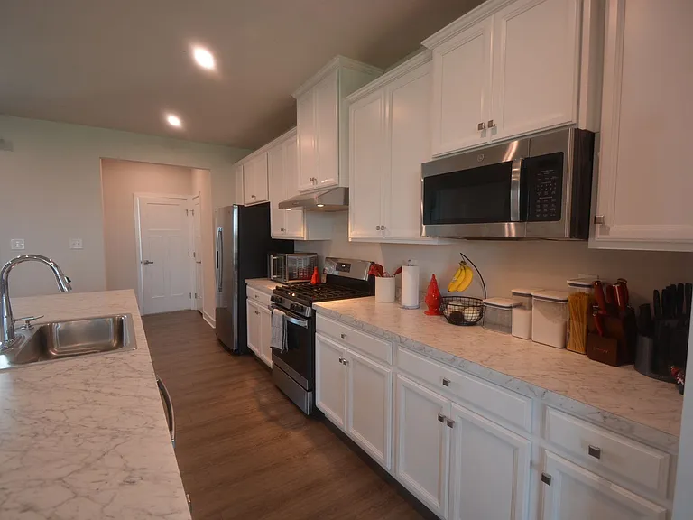 323 E Cochran St — Photo 7
