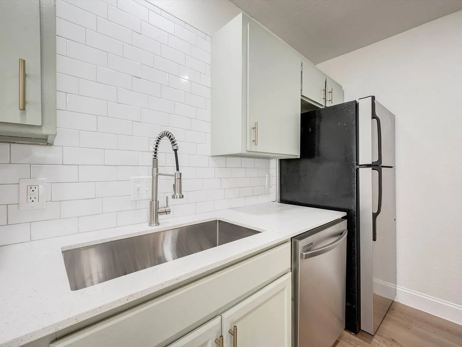 2 bed, 1.5 bath, 906 sqft, $1,300 — Photo 3
