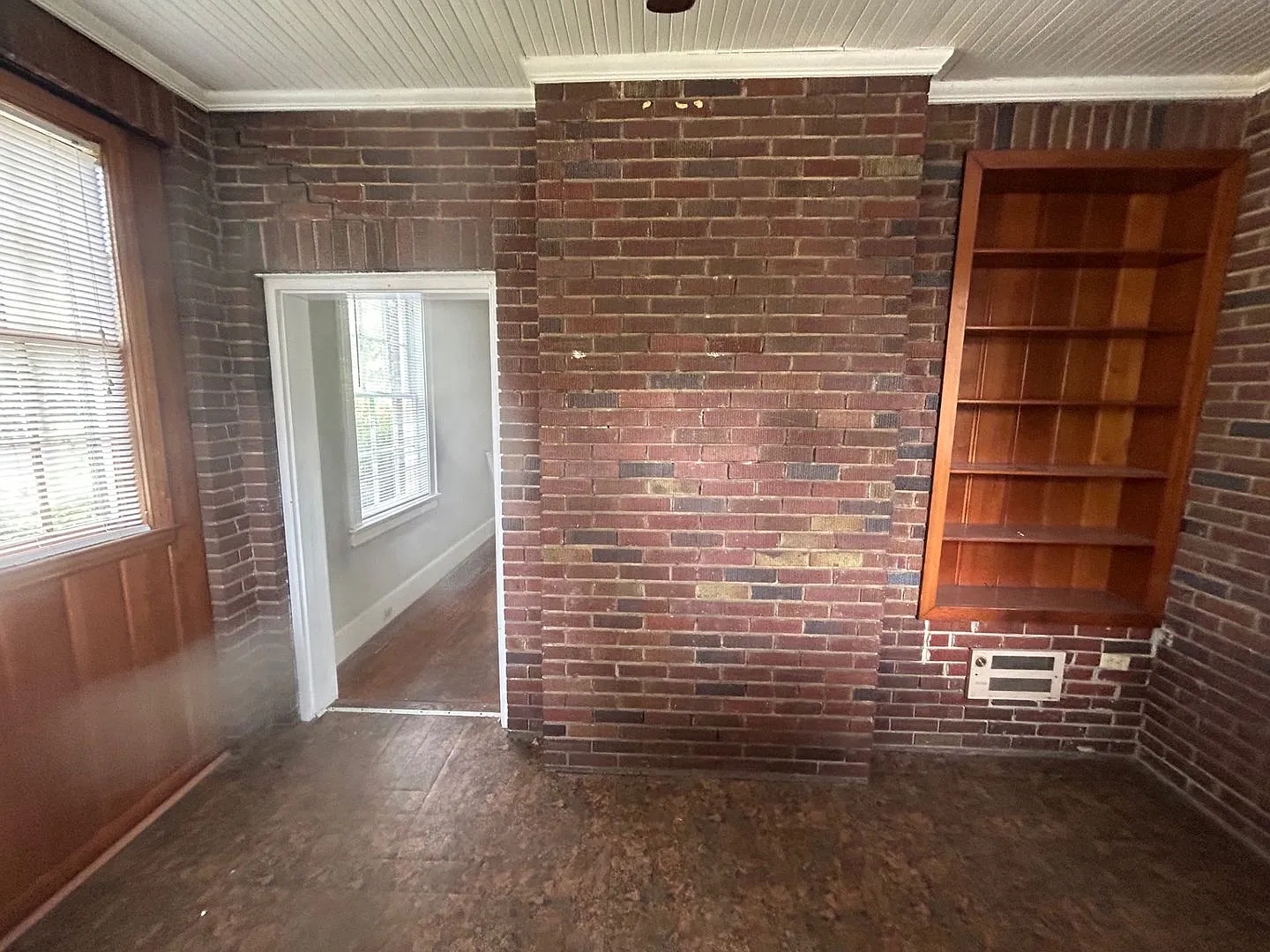 3 Bedrooms | 1 Bathroom | Approximately 1,100 Sq. Ft. Rosewood / USC Area — Photo 2