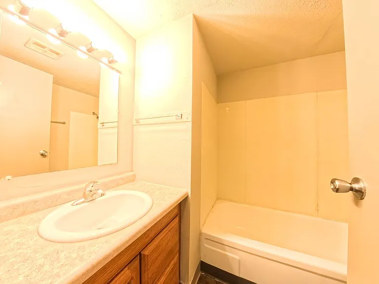 1441 Capitol Ave — Photo 4