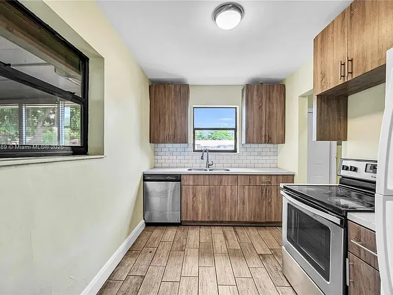 17130 NE 7th Ave — Photo 4