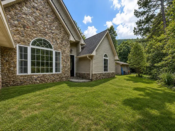 3075 Creekside Dr, Salem, VA 24153