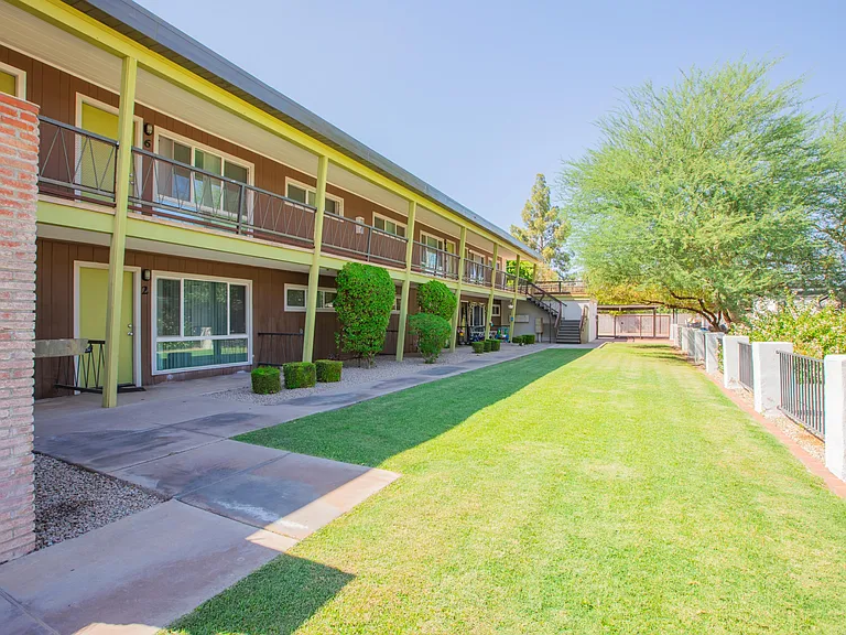326 W Earll Dr #3 — Photo 14