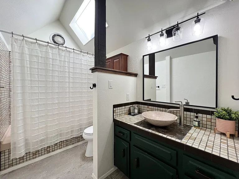 542 E Spring St — Photo 29