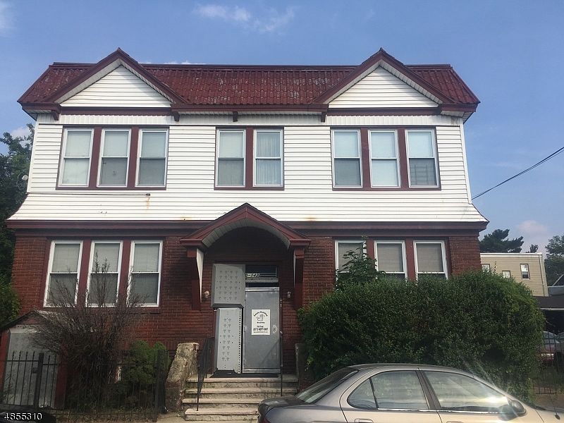 2nd image of 140-142 Leslie St #1