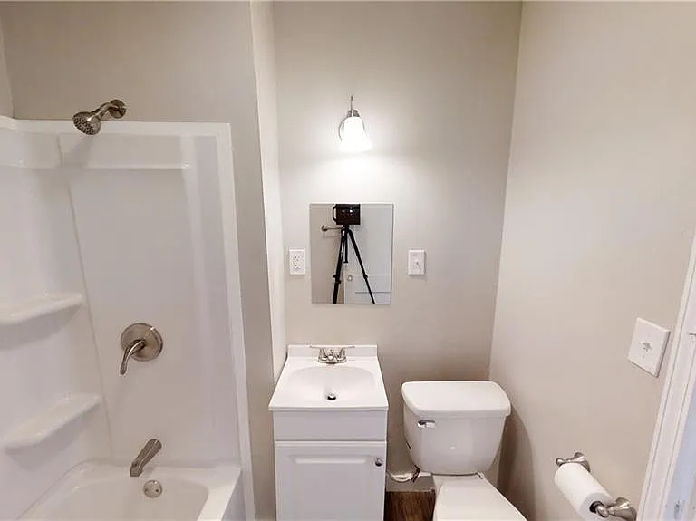 1215 W 41st St #2E — Photo 3