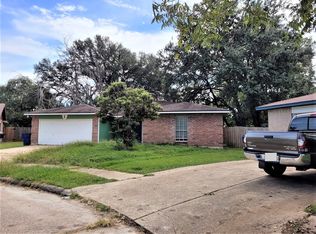 4 Mustang Ct, Angleton, TX 77515