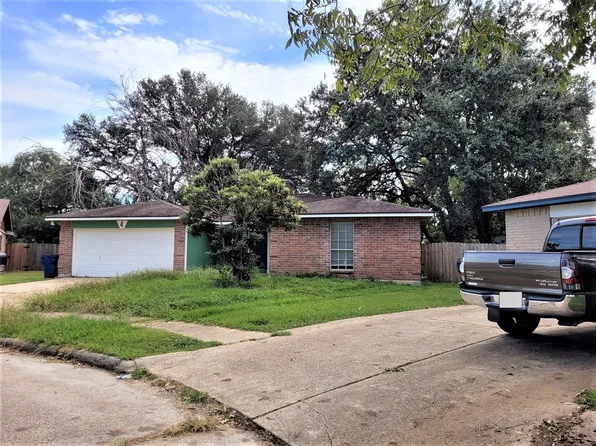 4 Mustang Ct, Angleton, TX 77515