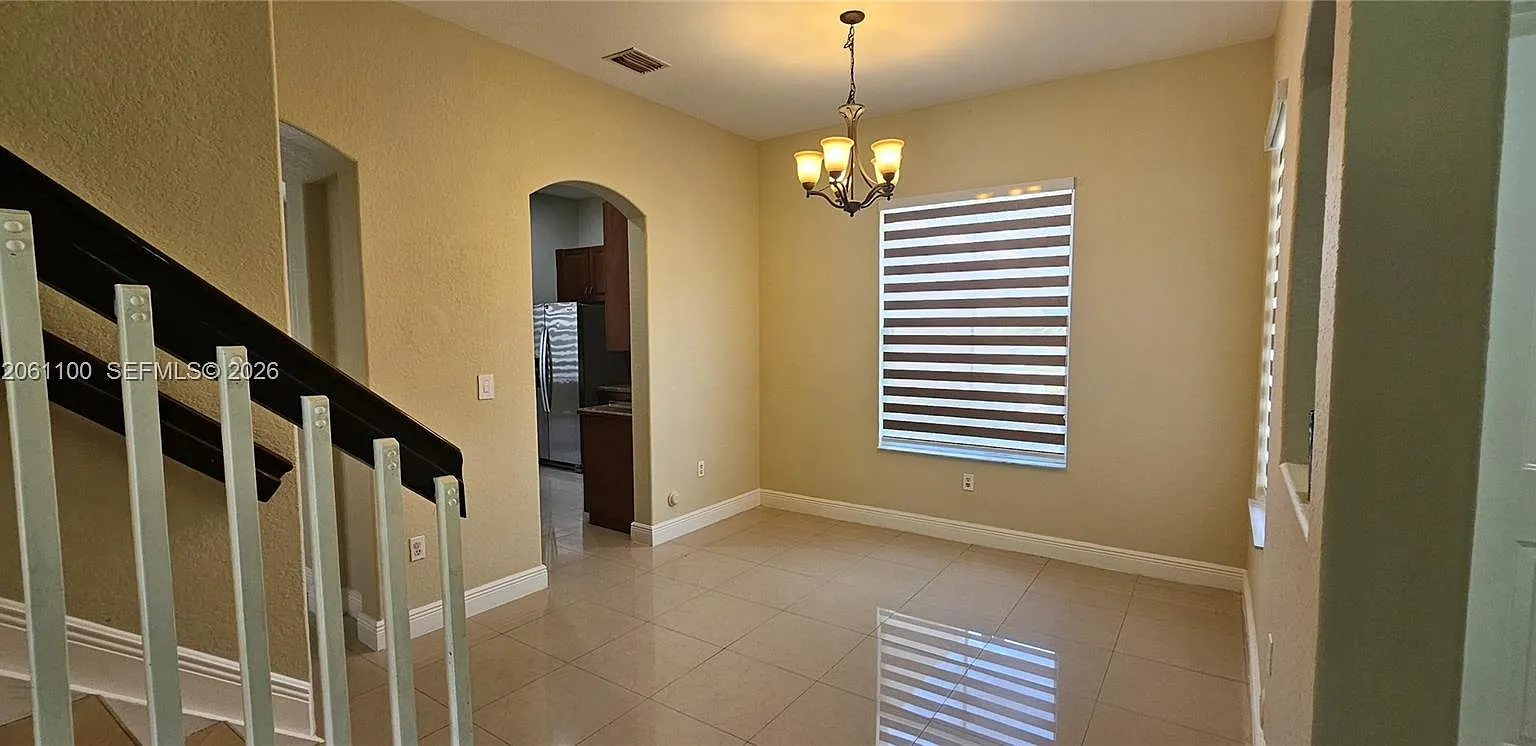5 bed, 2552 sqft, $4,000 — Photo 2