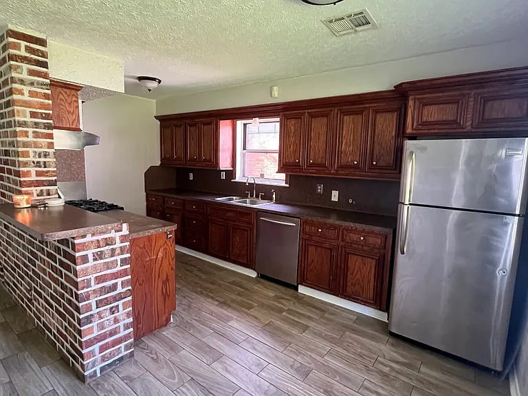 486 Mercury Dr — Photo 3