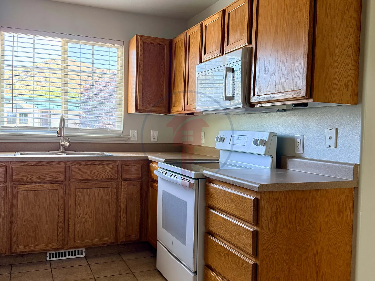 900 W Single Family Home — Photo 2
